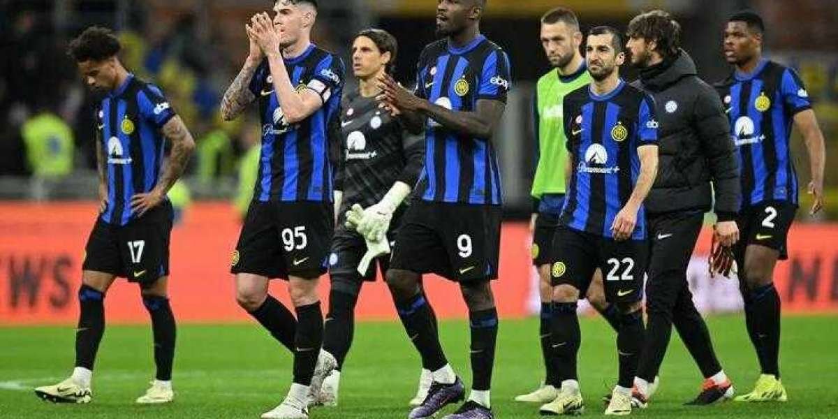 Igralci Interja se zahvaljujejo množici po razočarajoči tekmi proti Napoliju: na vidiku je naslov Serie A