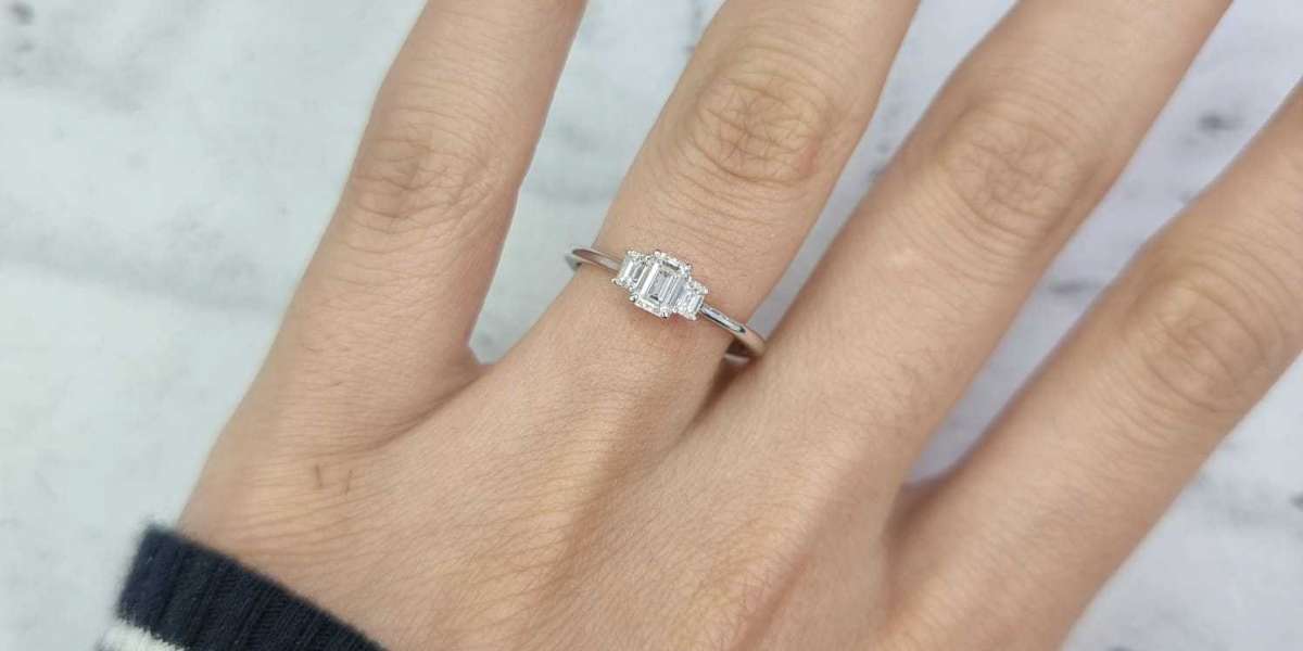 Thinking of Proposing? Here’s Why People in the UK Still Buy Solitaire Rings