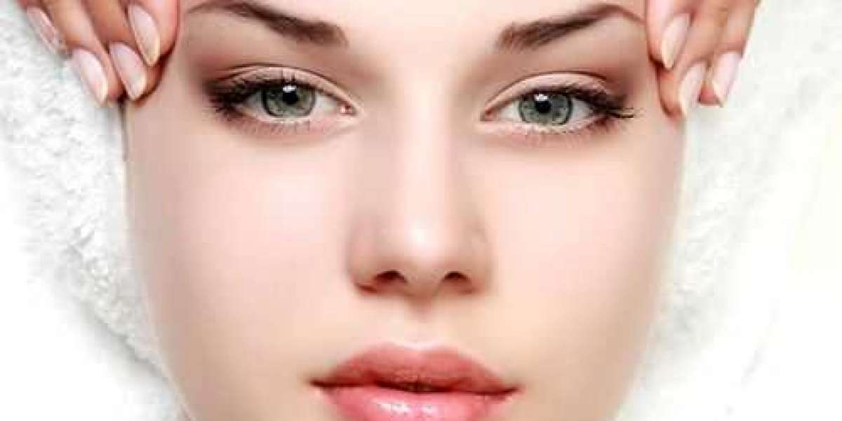 Plastic Surgeon in Goa: Key Factors, Challenges, and the Role of Skin Care Specialists